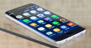 ผู้ใช้งาน Samsung Galaxy S7 edge หลายรายทั่วโลก! พบปัญหาเส้นสีชมพูโผล่บนหน้าจอ