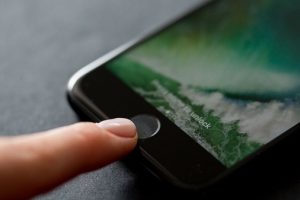 นักวิเคราะห์ชี้! Apple อาจตัดปุ่มโฮมออกจาก iPhone 8