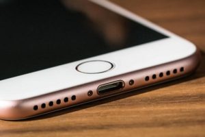 สื่อนอกเผย iPhone 8 อาจเปลี่ยนมาใช้พอร์ต USB-C แทนที่พอร์ต Lightning