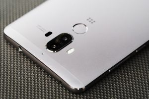 เผยเรนเดอร์ Huawei Mate 10 จอไร้ขอบ กล้องหลังเลนส์คู่ ลุ้นเปิดตัวท้ายปีนี้!