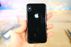 โชว์เครื่องต้นแบบ iPhone 8 ดีไซน์ไร้ขอบจอ พร้อมเคส และกระจกกันรอย