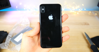 โชว์เครื่องต้นแบบ iPhone 8 ดีไซน์ไร้ขอบจอ พร้อมเคส และกระจกกันรอย