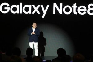 ผู้บริหารยืนยัน! Samsung จะเปิดตัวสมาร์ทโฟนหน้าจอทัชสกรีนที่พับงอได้ในปี 2018
