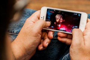 อุทาหรณ์! วัยรุ่นสาวชาวจีนตาบอดฉับพลัน หลังติดเกมในมือถืออย่างหนัก (มีคลิป)