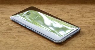 เผยทีเซอร์ HTC U11 Life ติดตั้งสแกนลายนิ้วมือด้านหลังเครื่อง พร้อมรองรับชาร์จไร้สาย