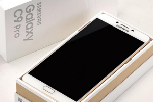 ผู้ใช้งานหนักใจ! ซื้อ Galaxy C9 Pro มาใช้งานได้ไม่ทันไรหน้าจอกระพริบ ช่างอ้างเกิดจากความชื้น