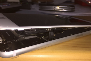 Apple เร่งหาสาเหตุหลัง iPhone 8 Plus พบปัญหาแบตเตอรี่บวม และระเบิดขณะชาร์จ!