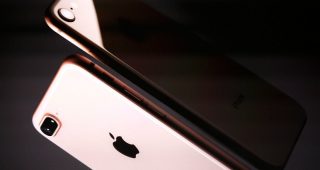 สาวจีนกรี๊ดสนั่น! iPhone 8 ควันพุ่งออกจากเครื่อง ฝาหลังไหม้เกรียม เหตุชาร์จทิ้งไว้ก่อนนอน