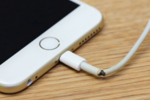 อุทาหรณ์!! เด็กสาวชาวเวียดนามวัย 14 ปี เสียชีวิตคาเตียงนอน เหตุเพราะสายชาร์จ iPhone ชำรุด!