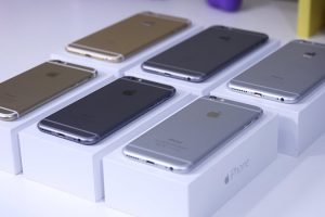 เอาแล้ว!! ผู้ใช้ iPhone ในสหรัฐฯ ยื่นฟ้องร้อง Apple หลังแอบปรับลดความเร็วให้ iPhone รุ่นเก่าๆ ทำงานช้าลง