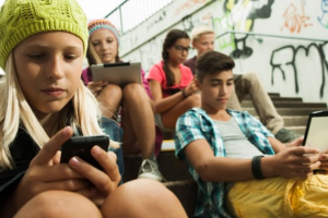 รัฐบาลฝรั่งเศสออกกฎเข้ม!! ห้ามนักเรียนอายุต่ำกว่า 15 ปี ใช้งานมือถือในโรงเรียน