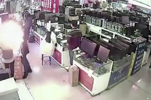 ธรรมดาโลกไม่จำ!! หนุ่มจีนกัดแบตฯ iPhone เพื่อทดสอบว่าแท้หรือไม่? ก่อนระเบิดหน้าเกือบไหม้