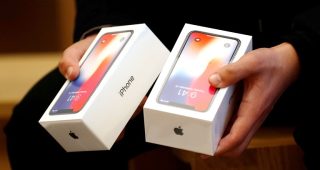 โปรโมชั่น iPhone X คุ้มค่าสุด 4 ต่อ เพียง 25,000 บาท* จากร้าน BaNANA และ Studio 7