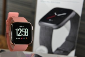 ฟิตบิตพร้อมจำหน่าย Fitbit Versa แล้วทั่วโลก พร้อมรองรับการติดตามสุขภาพคุณผู้หญิง