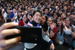 ผลตอบรับล้นหลาม! ผู้คนแห่ซื้อ “Galaxy A6 และ A6+” แฟนคลับสุดฟินน์...ร่วมเซลฟี่ใกล้ชิดกับพรีเซ็นเตอร์มาดเท่ “นาย-ณภัทร”