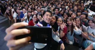 ผลตอบรับล้นหลาม! ผู้คนแห่ซื้อ “Galaxy A6 และ A6+” แฟนคลับสุดฟินน์...ร่วมเซลฟี่ใกล้ชิดกับพรีเซ็นเตอร์มาดเท่ “นาย-ณภัทร”