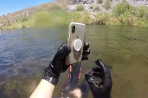 ว้าว!! เผยคลิป iPhone X จมอยู่ใต้แม่น้ำนานกว่า 2 สัปดาห์ แต่ยังสามารถใช้งานได้อยู่