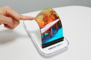 Samsung โชว์เทคโนโลยีหน้าจอ OLED สุดล้ำ!! ยืดหยุ่นและม้วนได้ คาดนำไปใช้กับเรือธงในอนาคต