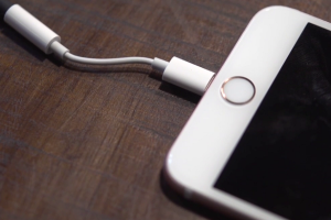 Apple เตรียมหยุดแถมตัวแปลงหูฟัง 3.5 มม. ในกล่อง iPhone รุ่นใหม่ แต่จะมีขายแยกนะ!