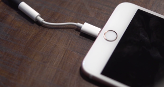 Apple เตรียมหยุดแถมตัวแปลงหูฟัง 3.5 มม. ในกล่อง iPhone รุ่นใหม่ แต่จะมีขายแยกนะ!