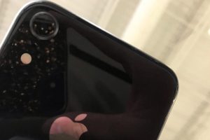 หลุดเครื่องดัมมี่ iPhone จอ LCD ขนาด 6.1 นิ้ว ใช้กล้องเลนส์เดี่ยว ย้ายไฟแฟลช LED อยู่ใต้กล้อง