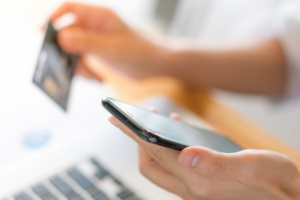 นายกฯ แนะร้านค้าใช้มือถือรับชำระค่าสินค้า จากบัตรสวัสดิการแห่งรัฐ