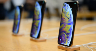 Tim Cook ซีอีโอ Apple ยอมรับ!! iPhone แพงขึ้นทำให้ยอดขายหล่นลงจริง เตรียมลดราคาในหลายๆ ประเทศ