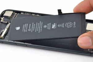 Apple เผย!! มีผู้ใช้งานมาเปลี่ยนแบต iPhone รุ่นเก่าสูงถึง 11 ล้านเครื่อง ในปีที่ผ่านมา