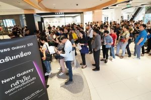 กระแสตอบรับดีเยี่ยม! กาแลคซี่แฟนแห่รับเครื่อง ‘Galaxy S10’ คิวยาวเหยียด