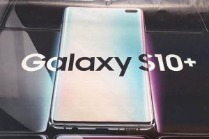วงในเผย!! ภาพป้ายแบนเนอร์ Samsung Galaxy S10+ มาพร้อมจอ Infinity-O กล้องหน้าเลนส์คู่