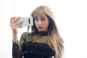 แฟนคลับกรี๊ดสลบ! หลังซัมซุงปล่อยโฆษณา ‘Galaxy S10 x Lisa-Blackpink’ โชว์ถ่ายภาพสนุก ครบทุกสถานการณ์