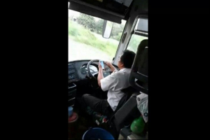 โชเฟอร์รถเมล์สาย 129 ซิ่งนรก-เล่นมือถือ!! สาวสุดทนกล่าวเตือน โดนชกเบ้าตาช้ำ เข้าร้องเรียนกลับโดนบ่ายเบี่ยง